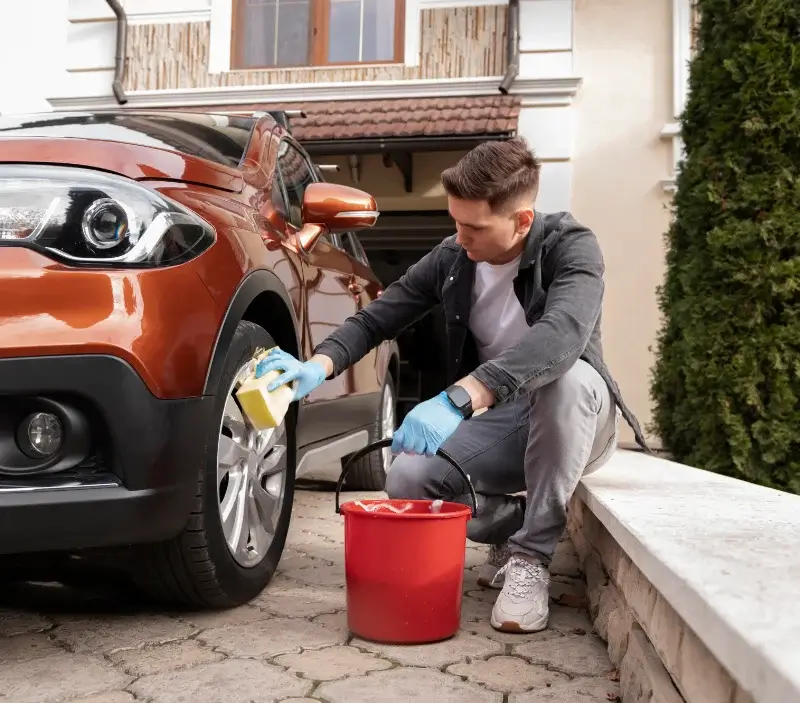 Lavage auto à domicile Morcenx-la-Nouvelle : professionnel intervenant sur un véhicule